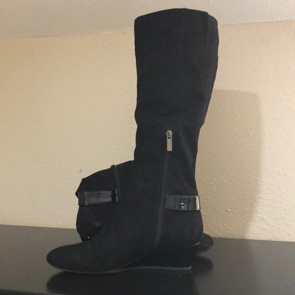 Black velvet sip on boots. - Picture 3 of 6